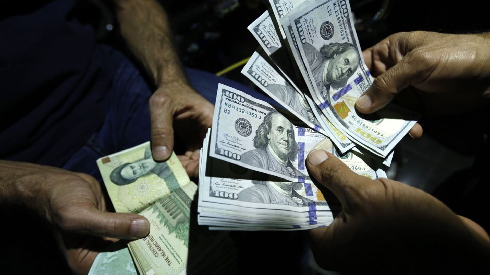 العملة الإيرانية تواصل انهيارها.. وتوقعات بوصول الدولار إلى 50 ألف تومان