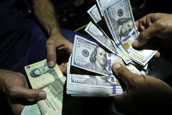 العملة الإيرانية تواصل انهيارها.. وتوقعات بوصول الدولار إلى 50 ألف تومان