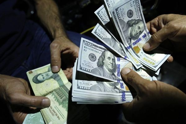 العملة الإيرانية تواصل انهيارها.. وتوقعات بوصول الدولار إلى 50 ألف تومان