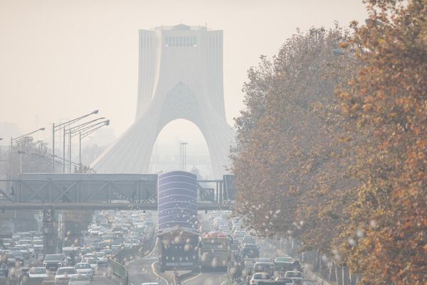 تلوث الهواء يحبس الإيرانيين في منازلهم ويغلق المدارس والجامعات والشركات