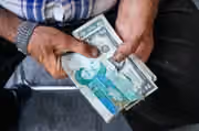 ضغوط معيشية متفاقمة.. الدولار يتخطى 250 ألف تومان ويرتفع بأكثر من 3% خلال 24 ساعة في إيران