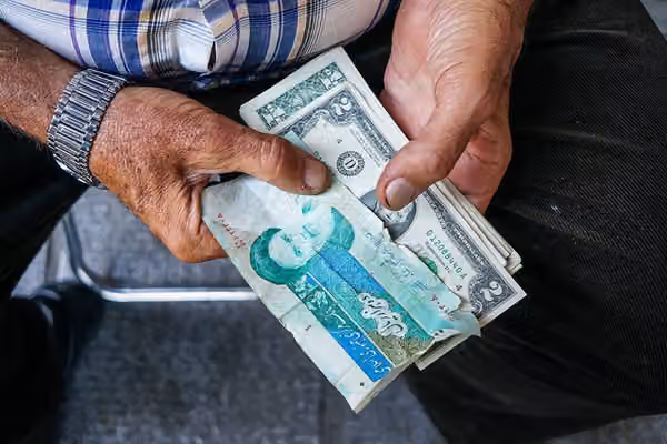 دلار از ۲۵۰ هزار تومان عبور کرد؛ نگرانیها از تشدید بحران معیشتی در ایران