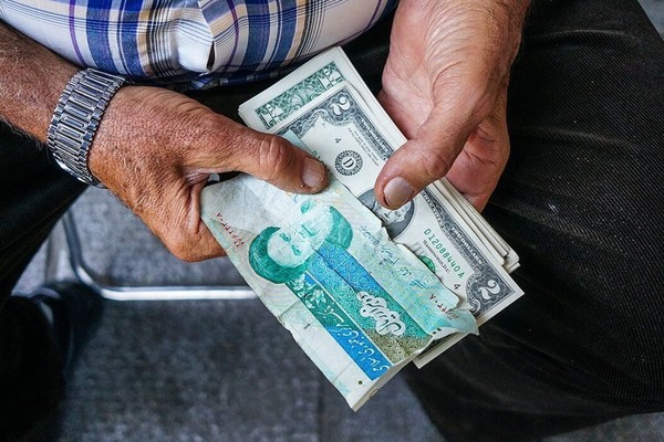 ضغوط معيشية متفاقمة.. الدولار يتخطى 250 ألف تومان ويرتفع بأكثر من 3% خلال 24 ساعة في إيران