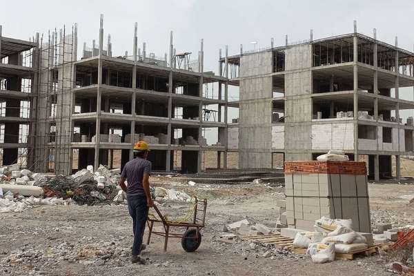 الجمعية الوطنية للبناء الإيرانية: أزمة بقطاع العقارات وتوقف بناء وبيع المساكن بسبب الدولار