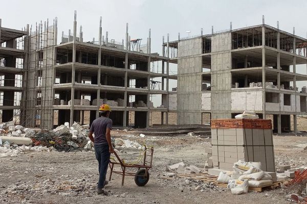 الجمعية الوطنية للبناء الإيرانية: أزمة بقطاع العقارات وتوقف بناء وبيع المساكن بسبب الدولار