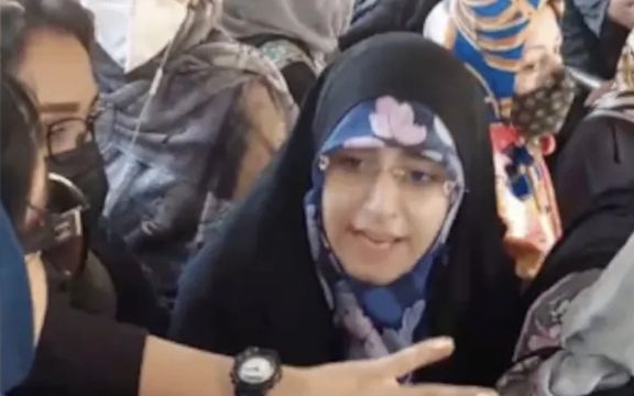 استخدام رایحه ربیعی، زن حملهکننده به سپیده رشنو، در موسسه همشهری