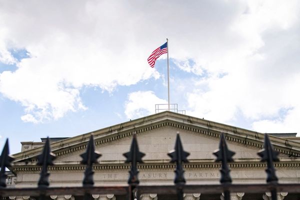 الخزانة الأميركية تفرض عقوبات على بنك اليمن الدولي و3 مسؤولين فيه "لدعمهم الحوثيين"