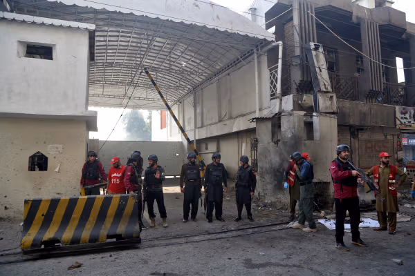 حمله انتحاری به مقر نیروهای نظامی در پیشاور ۳ کشته بر جای گذاشت