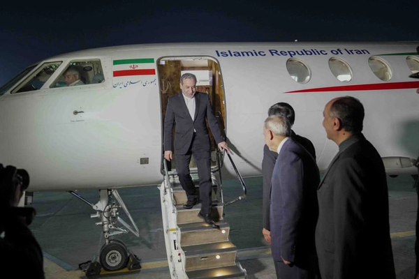 وصول وزير الخارجية الإيراني إلى إسلام آباد تمهيدًا لاستئناف المفاوضات مع واشنطن