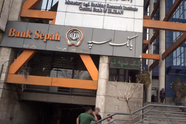مدیران بانک سپه به کارکنان شرکتی درباره اعتراض به مسئله حقوق هشدار دادند