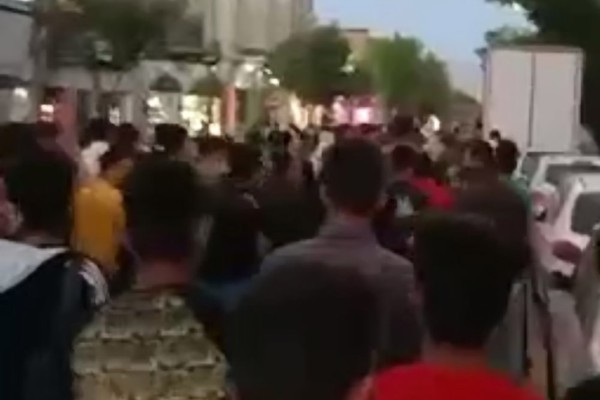 احتجاجات الإيرانيين تمتد إلى 6 محافظات .. حرق مقرات الباسيج وهتاف ضد "خامنئي"