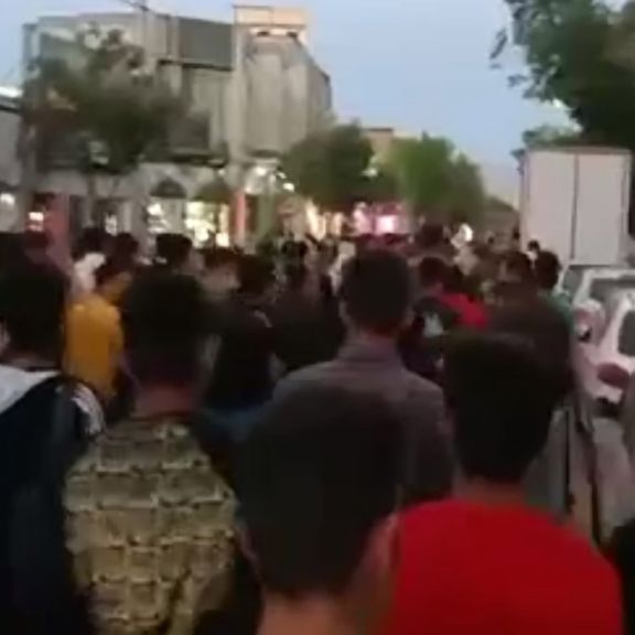 گسترش اعتراضات به شهرهای شش استان با شعارهایی علیه خامنهای و رئیسی