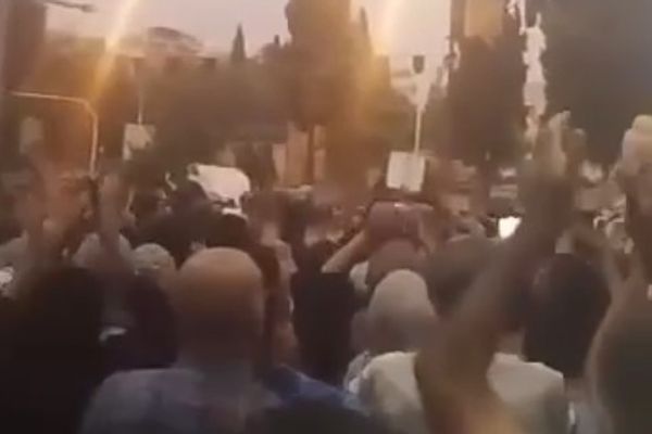 بشعار "الموت للديكتاتور".. انقطاعات الماء والكهرباء تشعل الاحتجاجات في إيران