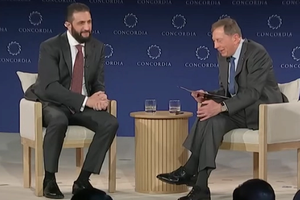 الشرع در آمریکا با ژنرالی که او را در سالهای ۲۰۰۶ تا ۲۰۱۱ بازداشت کرده بود، گفتوگو کرد