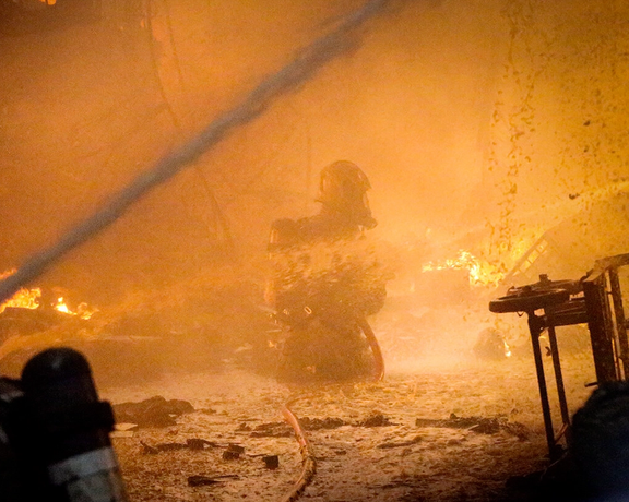 مدیریت بحران فارس از آتشسوزی گسترده در یک کارخانه لاستیکسازی در مرودشت خبر داد