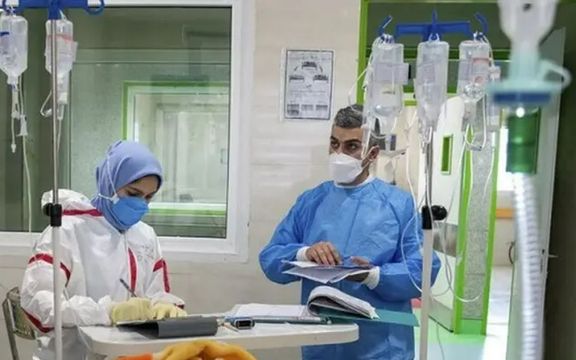 وكالة "فارس": تسمم 29 طبيبًا بعد تناولهم "كحول مغشوش" خلال حفل في "شيراز" بإيران