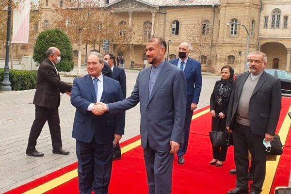 وزير خارجية سوريا يلتقي مسؤولين إيرانيين.. وطهران تعلن استعدادها لمزيد من المساعدة لدمشق