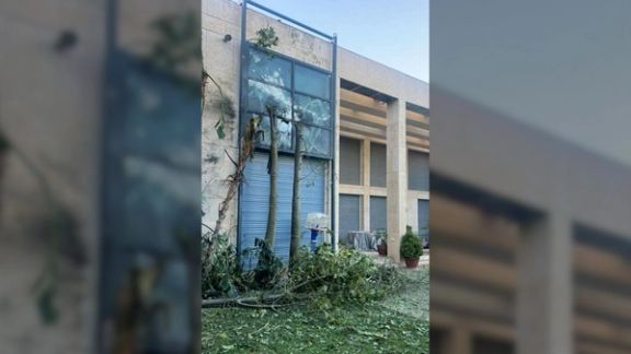 تصویر پنجره اتاق خواب خانه بنیامین نتانیاهو پس از برخورد پهپاد حزبالله