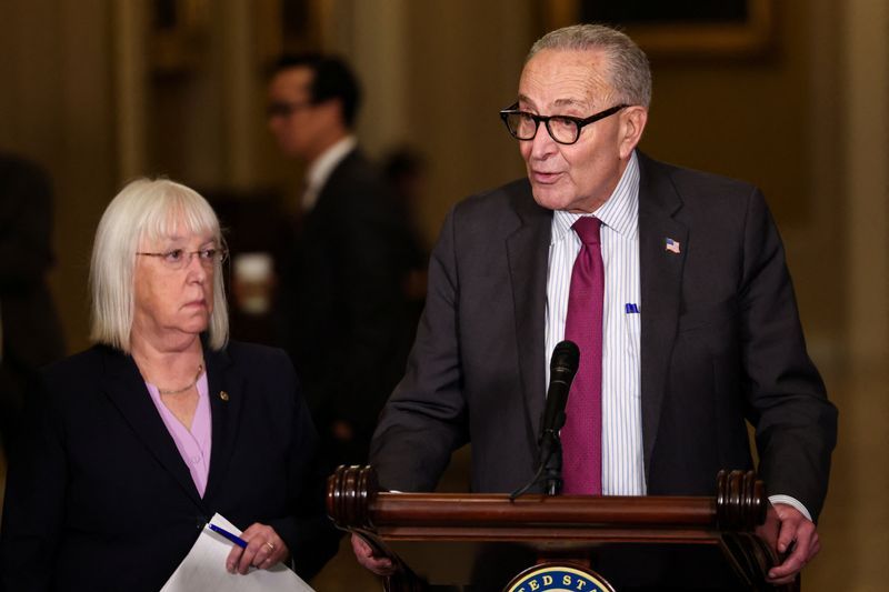 رهبر دموکرات‌ها در سنا: دولت درباره حمله احتمالی آمریکا به جمهوری اسلامی به مردم توضیح دهد