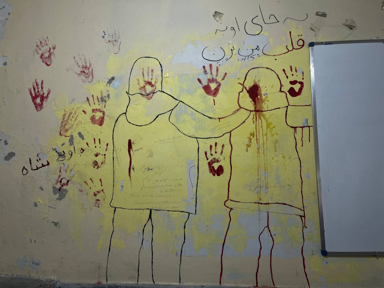 مخاطبان از تشدید فضای امنیتی و بازرسی گوشی‌های دانش‌آموزان در مدارس خبر می‌دهند