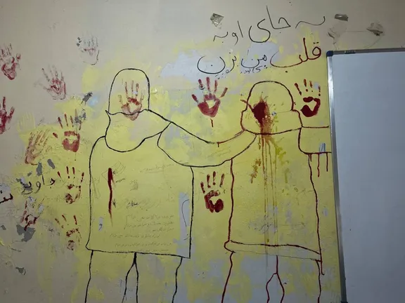 مخاطبان از تشدید فضای امنیتی و بازرسی گوشیهای دانشآموزان در مدارس خبر میدهند