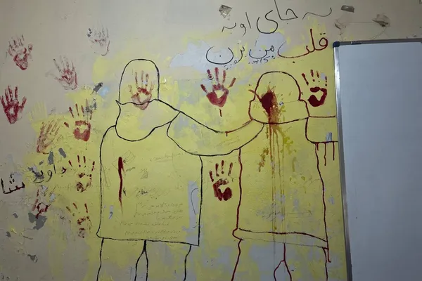 مخاطبان از تشدید فضای امنیتی و بازرسی گوشیهای دانشآموزان در مدارس خبر میدهند