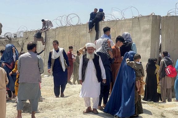 Afghan refugees at the border with Iran