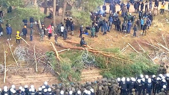 ازدحام مهاجران در مرز بلاروس و لهستان؛ مینسک به تلاش برای بیثباتی اتحادیه اروپا متهم شد