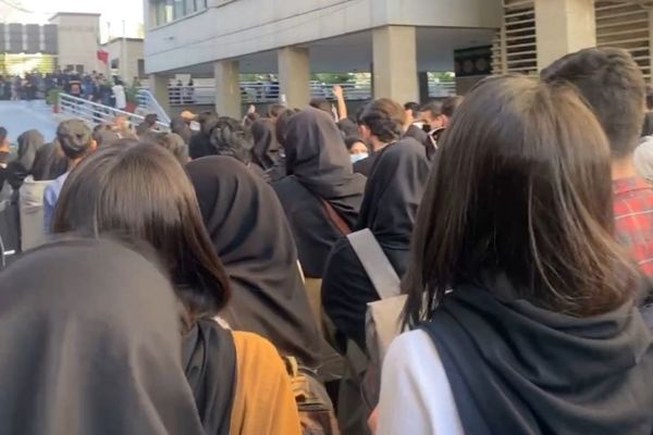 عشية "أربعينية" مهسا أميني.. احتجاجات الطلاب مستمرة ورفض "منع الاختلاط" في المطعم الجامعي