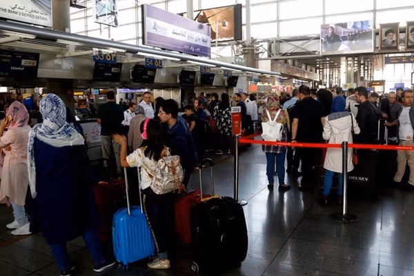 شهروندان میگویند مهاجرت برایشان نه یک «انتخاب» که از سر «اجبار» است