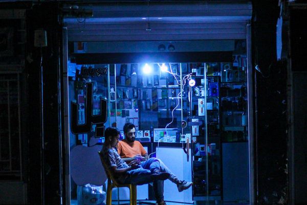 الحكومة الإيرانية تواجه أزمة الكهرباء برفع أسعارها.. وتطالب مواطنيها بـ"قبول الواقع"