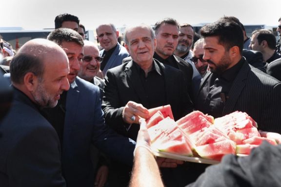 پزشکیان به مراسم پیادهروی زائران امام هشتم شیعیان رفت