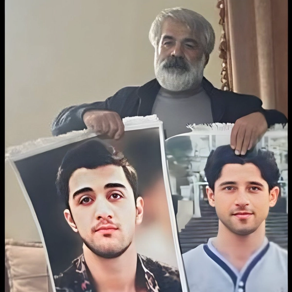 پدر محمد مهدی کارامی در حال نگه داشتن عکس هایی از پسرش (سمت چپ) و محمد حسینی (سمت راست)