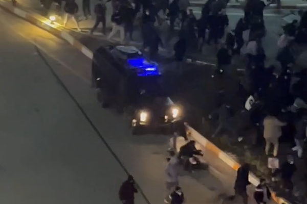 در سرکوب وحشیانه مردم، خودرو زرهی معترضان را در اردبیل زیر گرفت