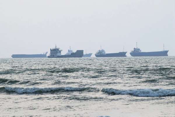 US, Iran hint at talks even as sanctions tighten and Hormuz tensions stay high