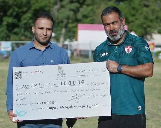 پیراهن مهدی مهدویکیا ۱۰هزار دلار به نفع کودکان زلزلهزده خوی به فروش رفت