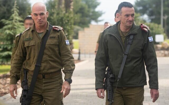 هرزی هالوی، رییس ستاد ارتش اسرائیل به همراه اوری گوردین، رییس فرماندهی شمال ارتش اسرائیل (۶ دی‌ماه-مقر فرماندهی شمالی ارتش اسرائیل)