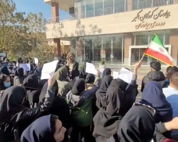 پرستاران در مشهد برای سومین روز در اعتراض به بیتوجهی و وعدههای تکراری مسئولان تجمع کردند