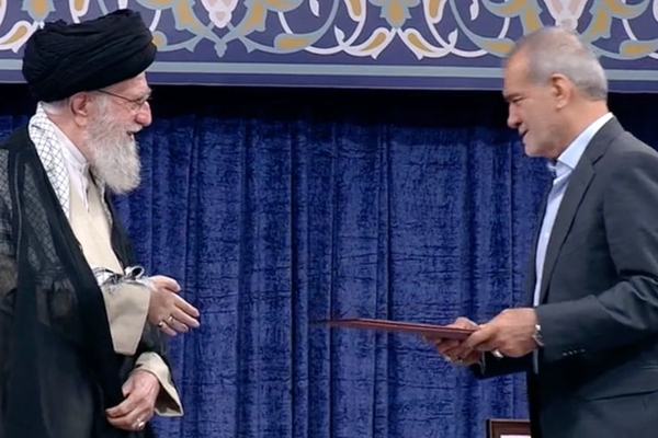 مؤكدًا تنفيذ رؤيته داخليًا وخارجيًا.. خامنئي ينفذ الحكم الرئاسي لمسعود بزشكيان