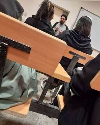 رییس دانشگاه بهشتی: خودمان به دانشجویان مقنعه دادیم تا با آن وارد دانشگاه شوند