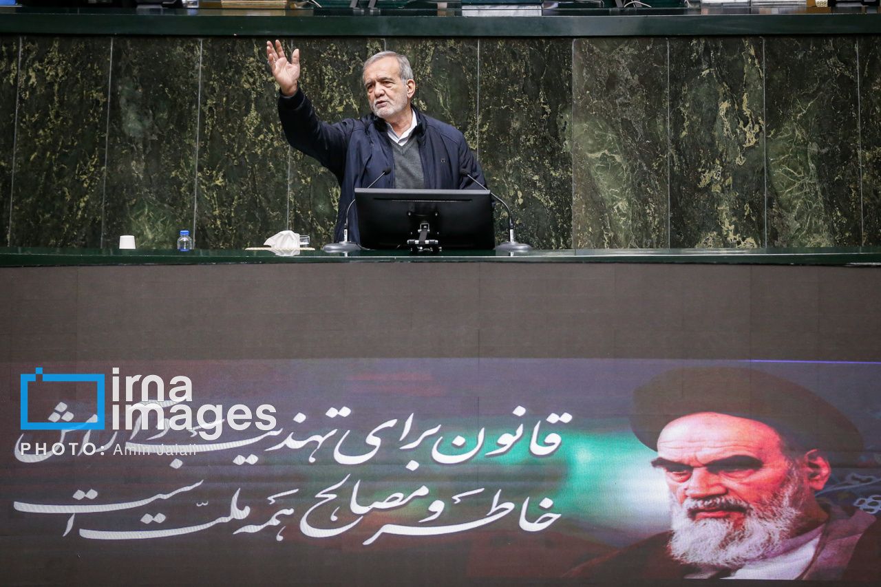 الرئيس الإيراني:  يقولون ارفعوا الأجور.. فليخبرني أحد من أين آتي بالمال؟