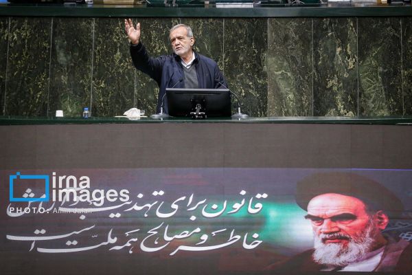 الرئيس الإيراني: يقولون ارفعوا الأجور.. فليخبرني أحد من أين آتي بالمال؟