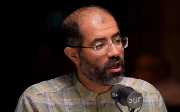 استاد دانشگاه حامی حکومت: واقعا زشت است که لباس زیر زنان از رو معلوم باشد