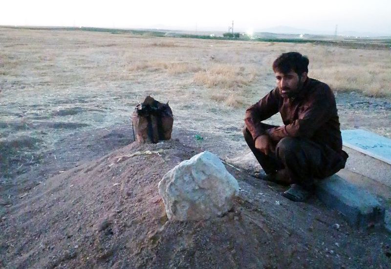 فرهنگ صادقی بر مزار فرزندش فرید صادقی