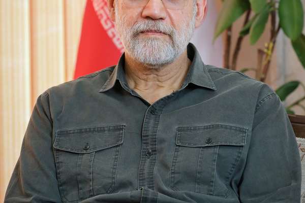 سياسي لبناني: لاريجاني يتحدث بـ "وقاحة" عن استمرار دعم إيران لحزب الله