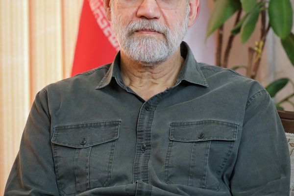 سياسي لبناني: لاريجاني يتحدث بـ "وقاحة" عن استمرار دعم إيران لحزب الله