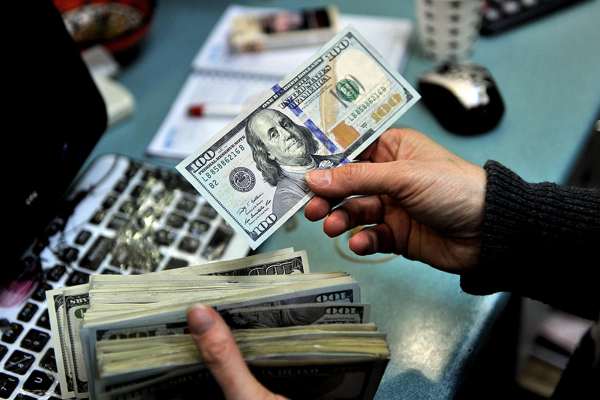 ارتفاع الدولار 10 آلاف تومان إيراني في يوم واحد.. بسبب المواجهات العسكرية