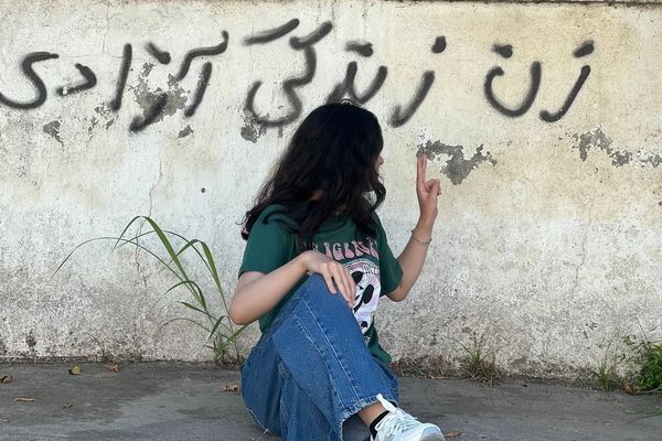 الأمن الإيراني يعتقل شابة خلعت حجابها وقميصها في الشارع وهتفت بـ"الموت للديكتاتور"