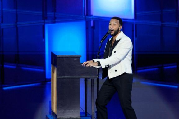 جان لجند، خواننده آمریکایی، در گردهمایی ملی حزب دموکرات ترانهای زنده اجرا کرد