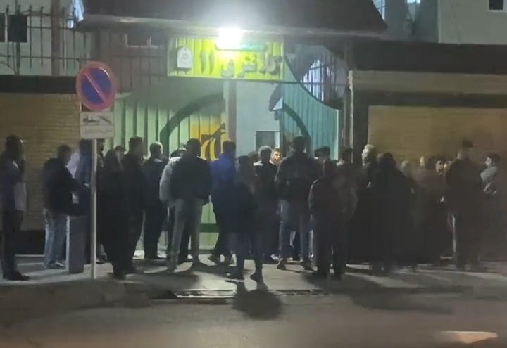 خانواده‌های معترضان بازداشت‌شده با تجمع مقابل نهادهای امنیتی خواهان آزادی فرزندان خود شدند